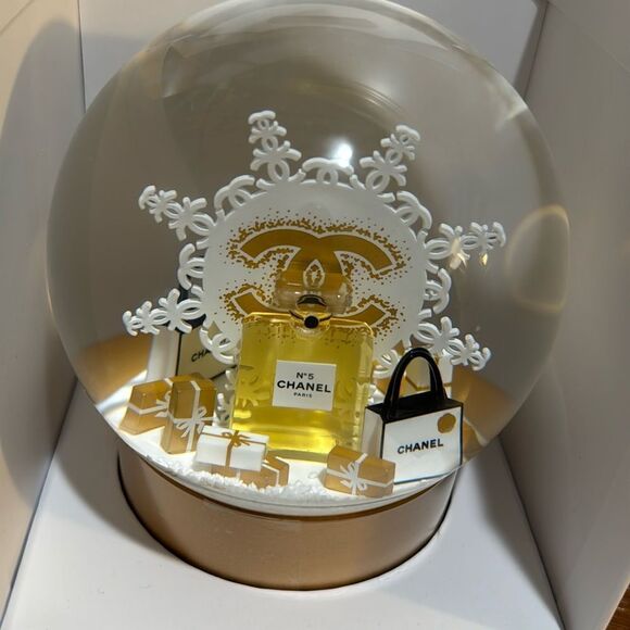 CHANEL SNOW GLOBE WITH BOX - Picture 1 of 9